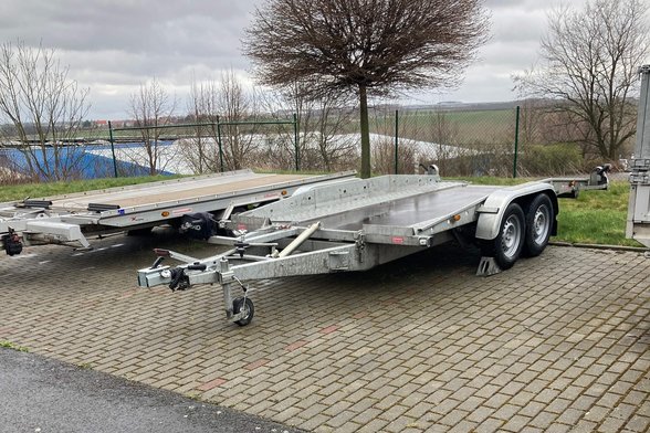 Motorradanhänger mit Kippfunktion mieten